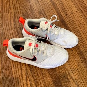 Kids Nike golf spikes size 1Y. Excellent condition